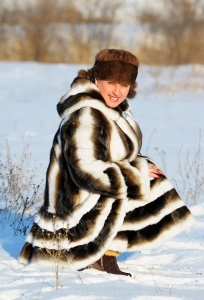 Η γυναίκα σε ένα γούνινο παλτό βιζόν — Φωτογραφία Αρχείου