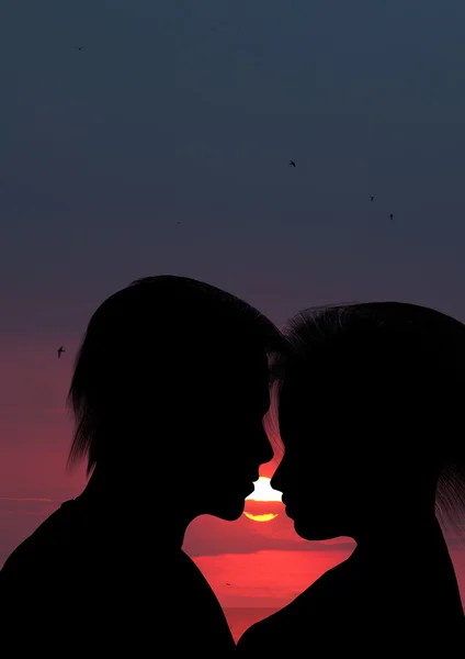 Silhouette küsst ein liebendes Paar — Stockfoto