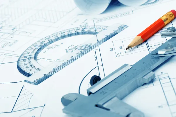 De industriële details van plan, een gradenboog, remklauw en een rode pen — Stockfoto
