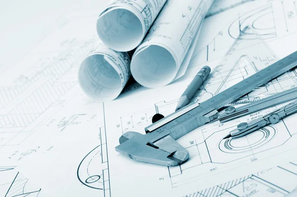 O plano de detalhes industriais, paquímetro, divisor e um lápis — Fotografia de Stock