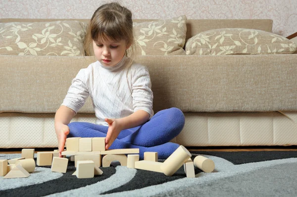 小女孩扮演木制玩具的多维数据集 — 图库照片