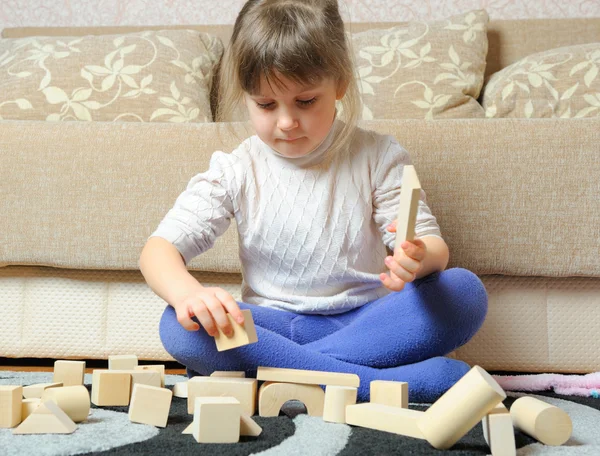 La bambina gioca cubi giocattolo in legno — Foto Stock