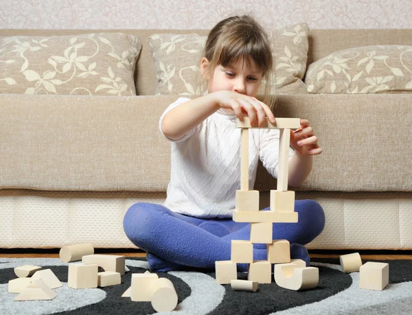 La bambina gioca cubi giocattolo in legno — Foto Stock