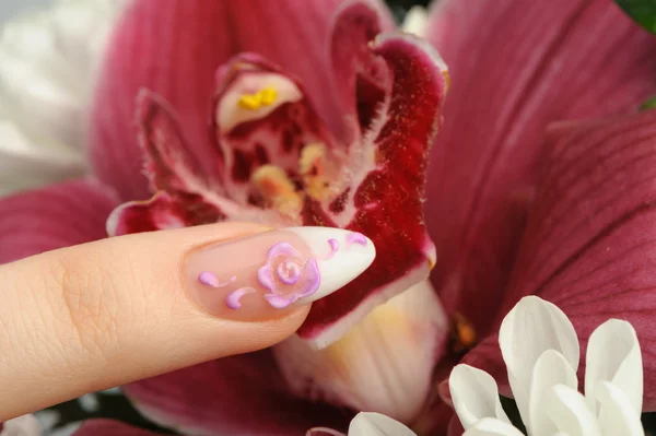 Vrouwelijke handen met manicure close-up — Stockfoto