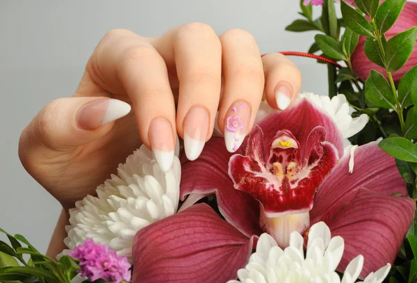 Kobiece ręce zbliżenie do manicure — Zdjęcie stockowe