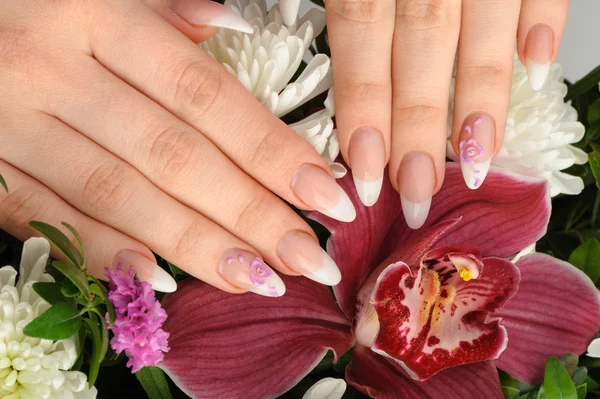 Mãos femininas com closeup manicure — Fotografia de Stock