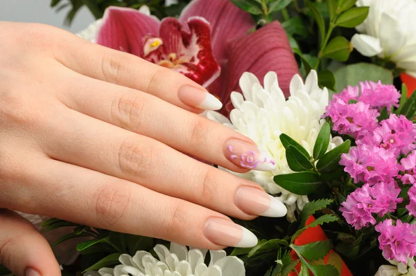 Mani femminili con primo piano manicure — Foto Stock