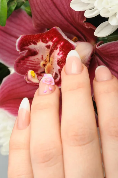Kobiece ręce zbliżenie do manicure — Zdjęcie stockowe