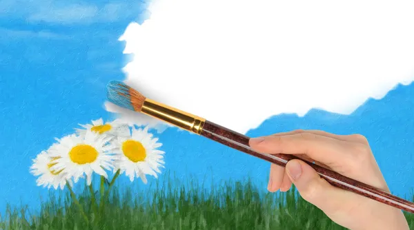 A mão com uma escova desenha uma paisagem — Fotografia de Stock