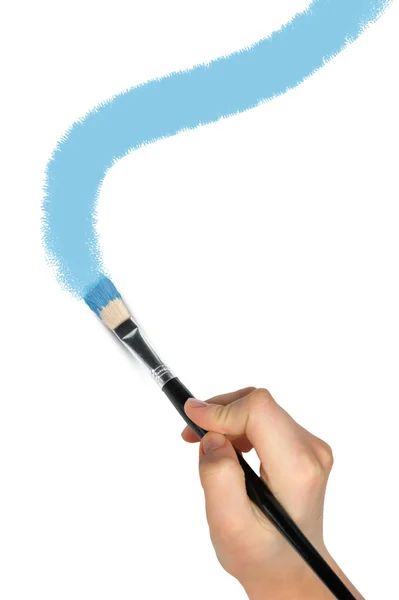 La main avec un pinceau dessine courbe une peinture bleue — Photo