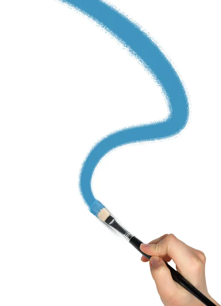 La mano con un pennello disegna la curva una vernice azzurra — Foto Stock