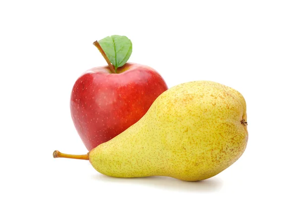 Birne und roter Apfel — Stockfoto