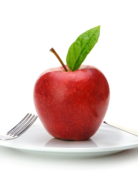 Красное яблоко на тарелке — стоковое фото