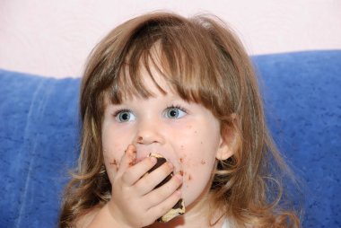 küçük kız bir kek yiyor