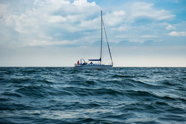Yacht i et stormfullt hav – stockfoto