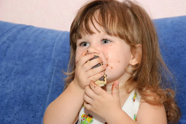 Dziewczynka zjada ciastko — Zdjęcie stockowe