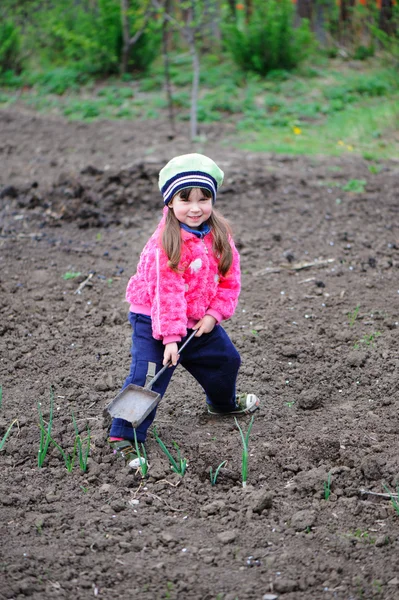 Küçük kız bahçede inşaat — Stok fotoğraf