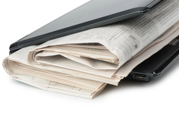 Газета и ноутбук — стоковое фото