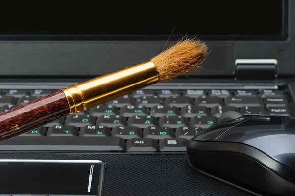 Brush and a laptop — Stock Photo, Image