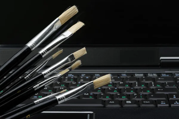 Brush and a laptop — Stock Photo, Image