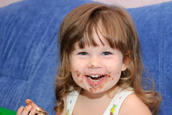 The little girl eats a cake — Stock Photo, Image