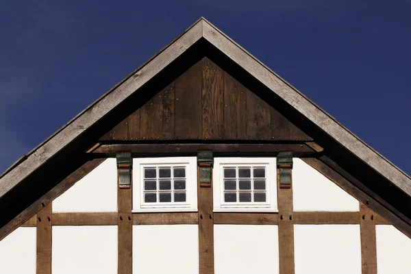 Drewniany dom w Dolnej Saksonii, Niemcy, Europa — Zdjęcie stockowe
