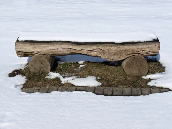 Panca in legno con neve in inverno, Germania — Foto Stock