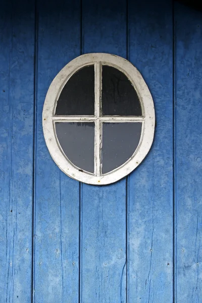 Detalhe da porta com janela redonda, Baixa Saxônia, Alemanha, Europa — Fotografia de Stock