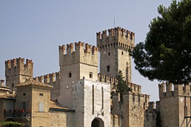 Sirmione, scaliger kale (castello scaligero) lake garda, İtalya