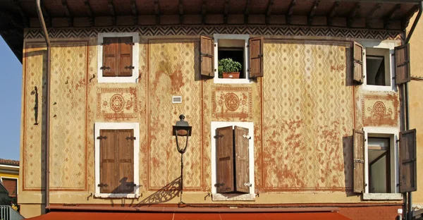 Бардолино, детали фасада в старом городе Бардолино, Италия — стоковое фото