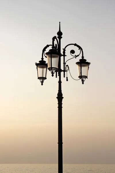 Ліхтар на приморському бульварі Lazise, озеро Гарда, Венето, Італія — стокове фото