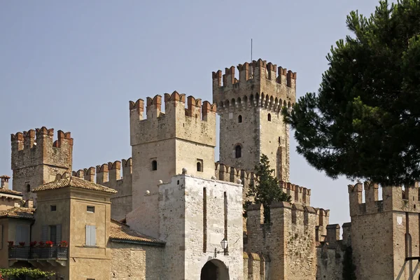 Sirmione, scaliger hrad (castello scaligero) u jezera garda, Itálie — Stock fotografie