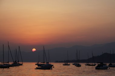 Akşamları İtalya 'daki Garda Gölü, Bardolino' daki gezinti alanında.