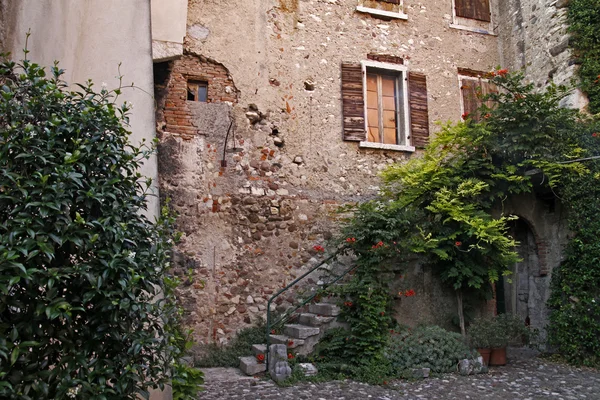 Bardolino, gevel detail in het oude deel van de stad van bardolino, Italië — Stockfoto