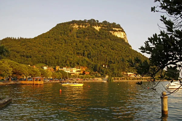 Garda, pandangan promenade di Danau Garda dalam arah selatan — Stok Foto