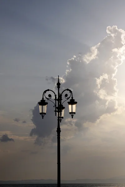 Ліхтар на приморському бульварі Європи Lazise, озеро Гарда, Венето, Італія — стокове фото