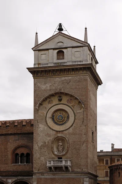 Mantova, piazza delle erbe, piazza erbe, torre dell orilogio — Stock fotografie