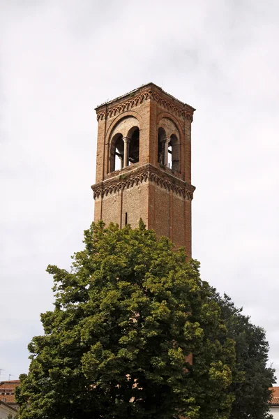 Mantova, věž kostela s. domenica (campanile di s. domenico), Lombardie, jsem — Stock fotografie