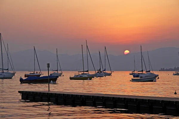 На набережній місті Bardolino, озеро Гарда в Італії — стокове фото