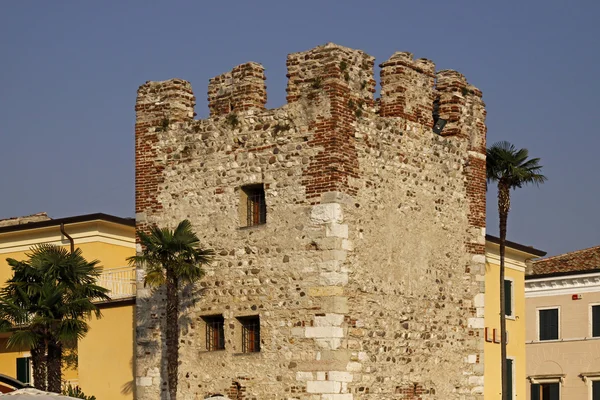 Bardolino, staré město s historickým tower, Itálie, Evropa — Stock fotografie