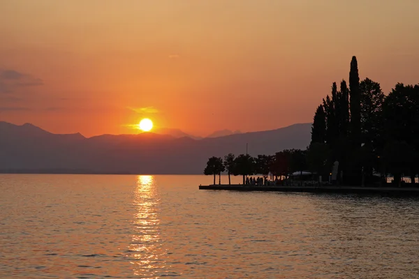 Solnedgång i bardolino vid Gardasjön, Italien, Europa — Stockfoto