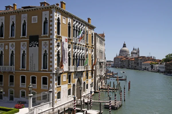 Venedig, die Kirche Santa Maria della Salute und der Canal Grande — Stockfoto