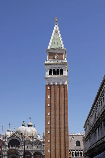 Венеция, отель campanile знаки Санкт - Сан-Марко башни на Сан Марко — стоковое фото
