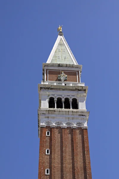 Венеция, Санкт знаменует отель campanile - башня Сан-Марко — стоковое фото