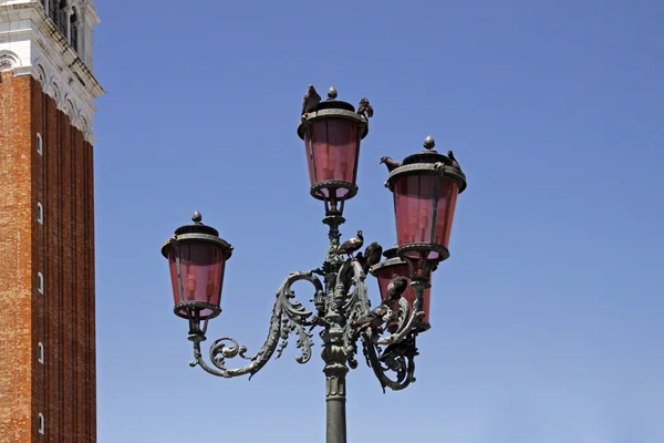 Lucerna na náměstí piazza san marco, náměstí svatého Marka v Benátkách — Stock fotografie