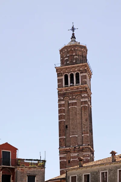 Опирающаяся церковная башня в Венеции, Венето, Италия, Европа — стоковое фото