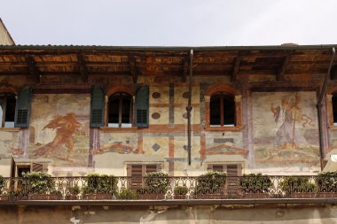 Verona, yer piazza erbe, boyalı casa mazzanti, İtalya