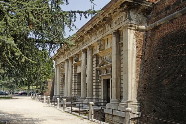 Verona, zabytkowy budynek starej Europy miasta, Włochy, — Zdjęcie stockowe