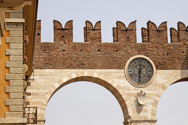 De ingang en de muur van de piazza bra in verona — Stockfoto