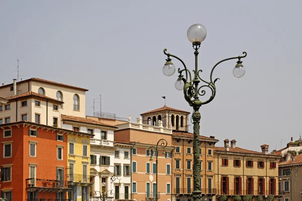 Верона, Пьяцца Бра с фасадом здания, Италия, Европа — стоковое фото